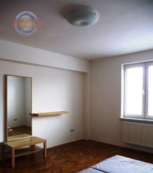 Priestranný 2i byt priamo v centre.